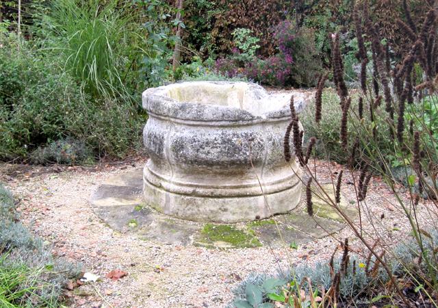 Historische Baustoffe: alter Brunnen im neuen Garten.