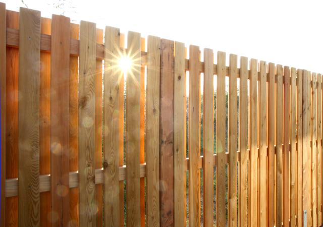 Einfache Holzkonstruktion, die alle Baumarkt-Sichtschutzwände in den Schatten stellt.