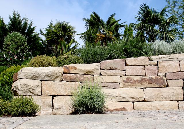 Mediterrane Kräuter passen ideal zu einer gut gefügten Trockenmauer.