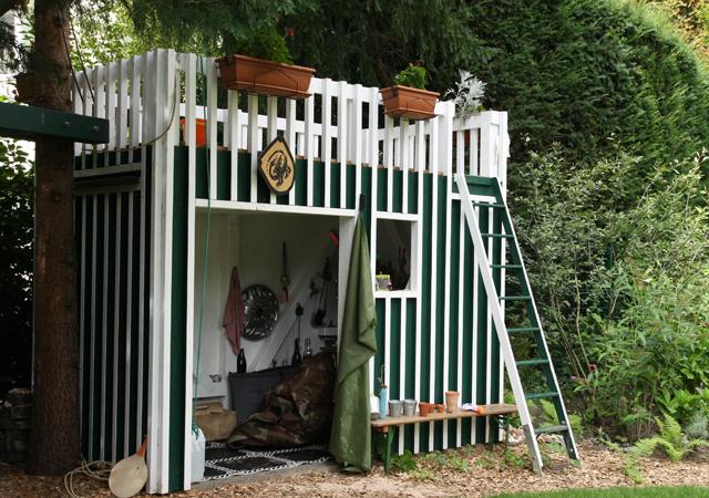 Individueller Holzbau: maßgeschneidertes Kinderhaus für das Spielen im Garten.